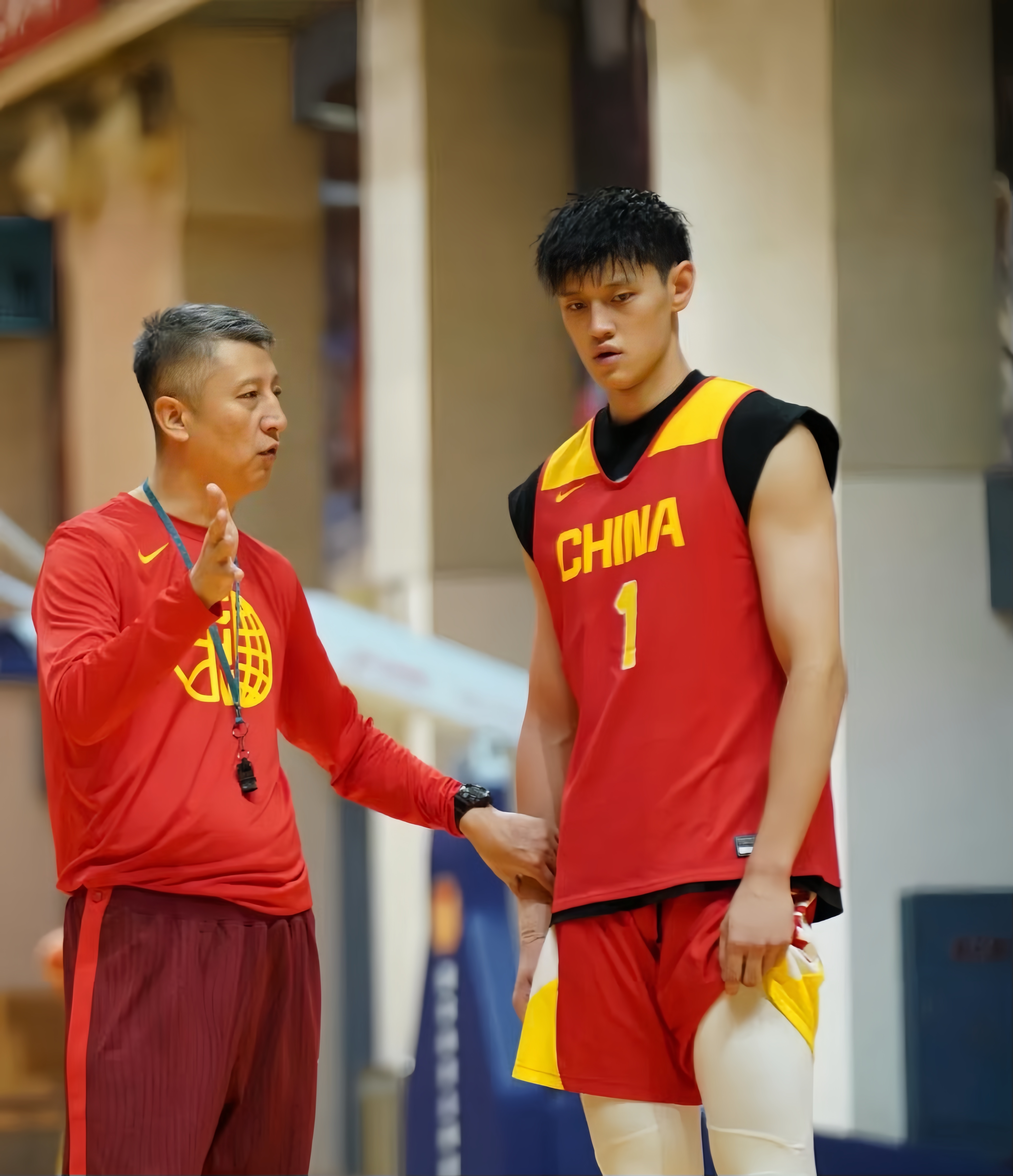 雷速体育直播入口-国家队备战世预赛，主教练讲战术布置