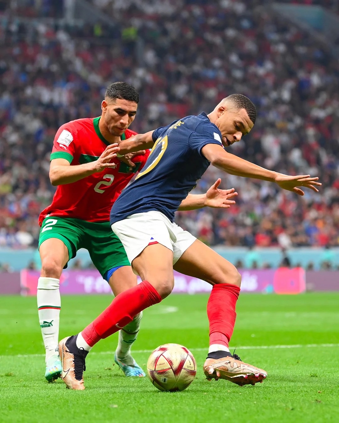 外国球员在足球比赛中展现出色技术 外国球员在足球比赛中展现出色技术