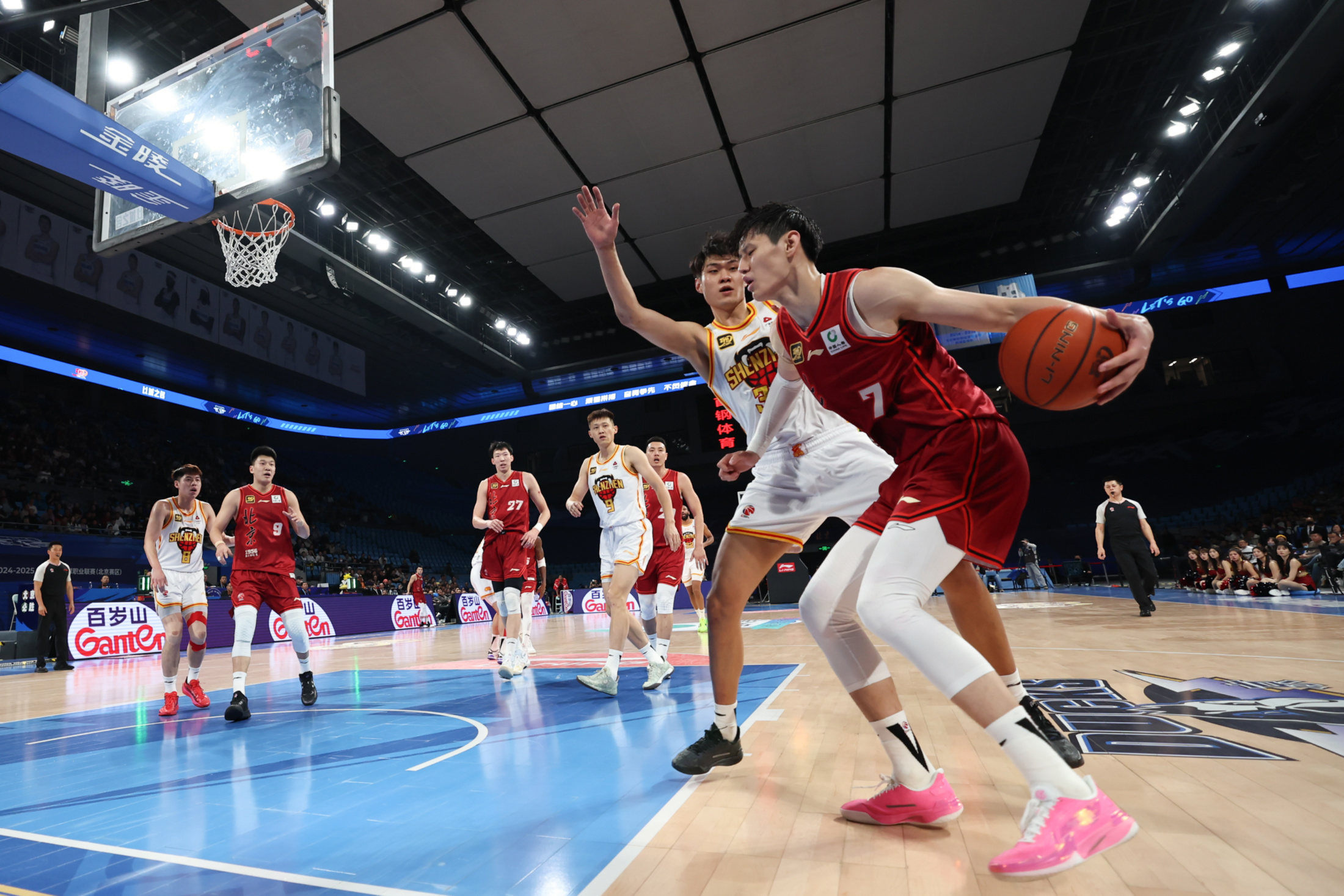 雷速体育比分直播-鹈鹕完胜北京队，欧文点燃赛场