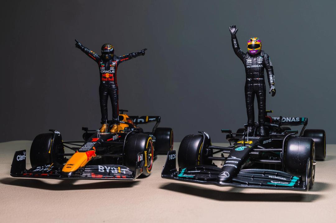 梅赛德斯横扫红牛车队,塞恩斯点燃赛场 梅赛德斯横扫红牛车队,塞恩斯点燃赛场