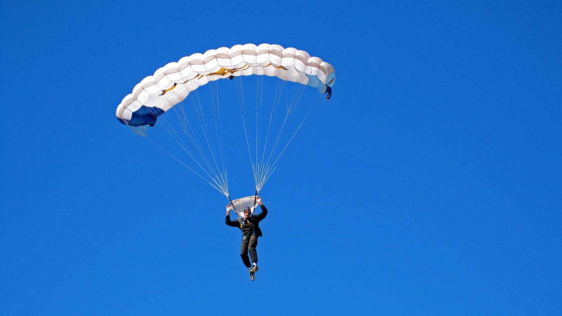 逆袭之夜，红牛二队轻取梅赛德斯，佩雷兹带队诠释不可能的胜利